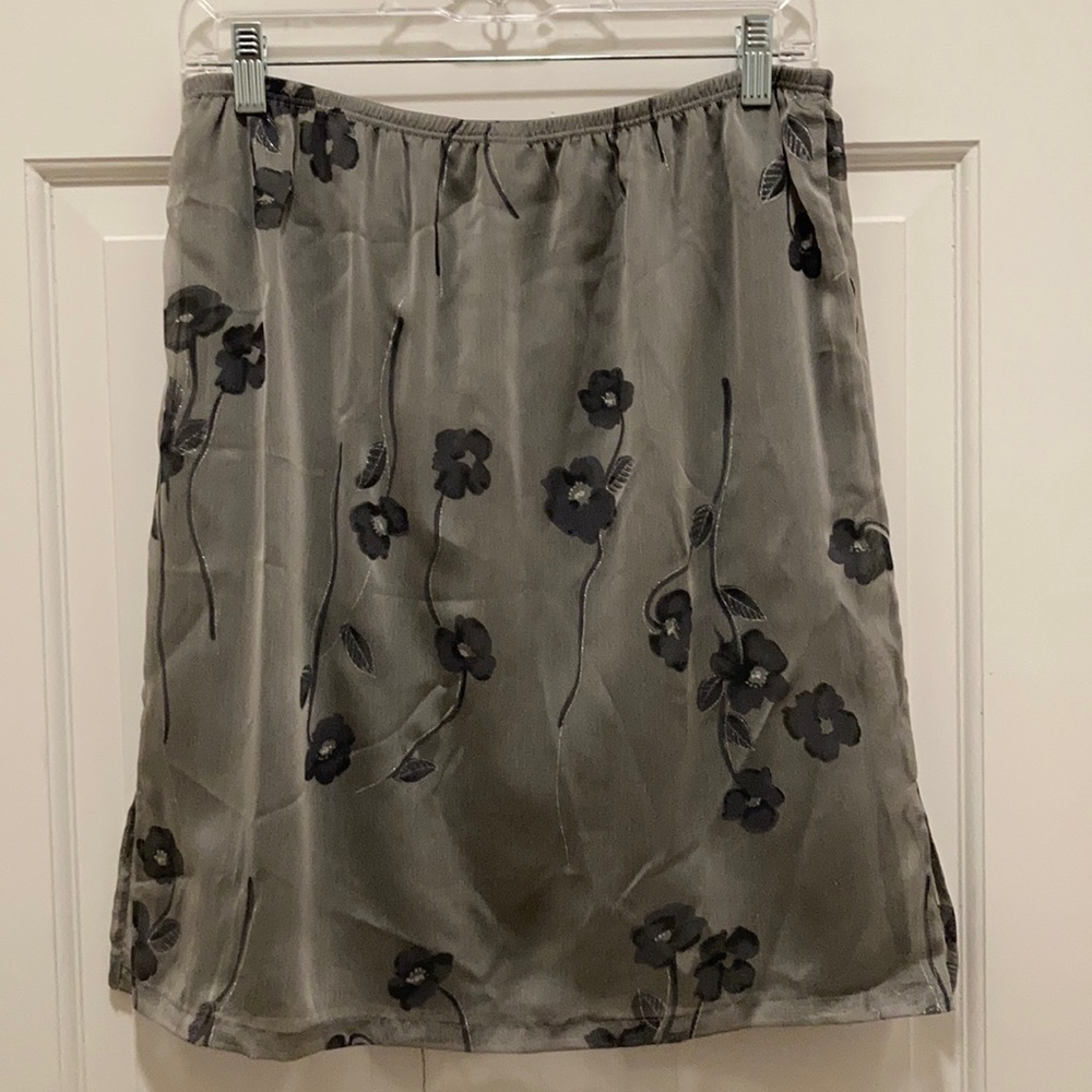 Lord & Taylor Skirt 2/$10 Size L Petite Gray with Black flowers Length 21"